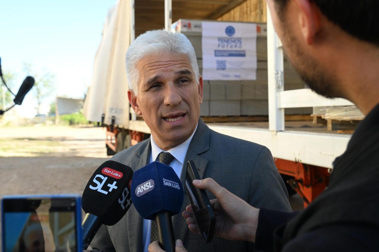 El gobernador Claudio Poggi anunciando medidas de alivio económico y obras para la UNViMe.