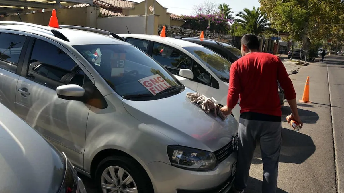 El problema de los comercios que ubican los autos sobre las veredas