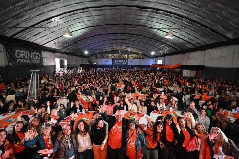 Miles de mujeres celebrando junto a Maxi Frontera en el multitudinario Congreso del MUP en el predio Gringo Producciones (archivo: image_34fec9.jpg).