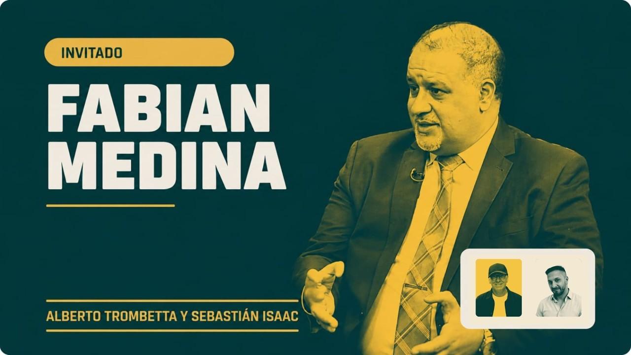 Fabián Medina analizando el panorama político y económico nacional durante la entrevista.